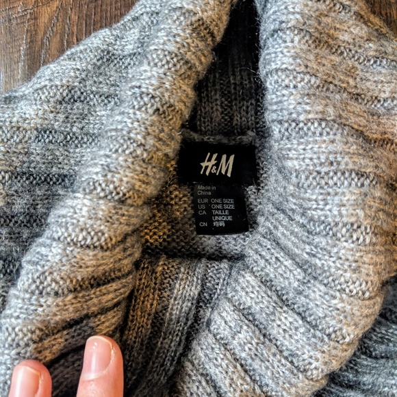 H&M Cape Sweater - Picture 2 of 3